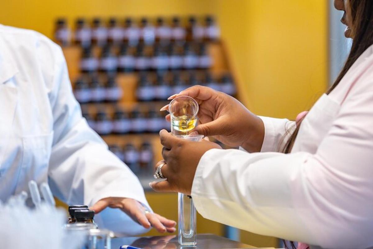 moški in ženska držita kozarec vina