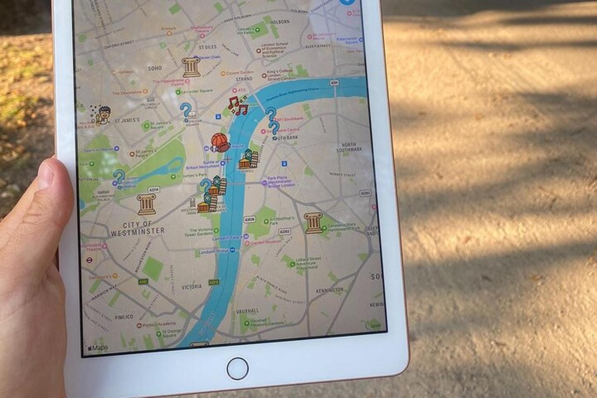 ruka držící iPad s mapou