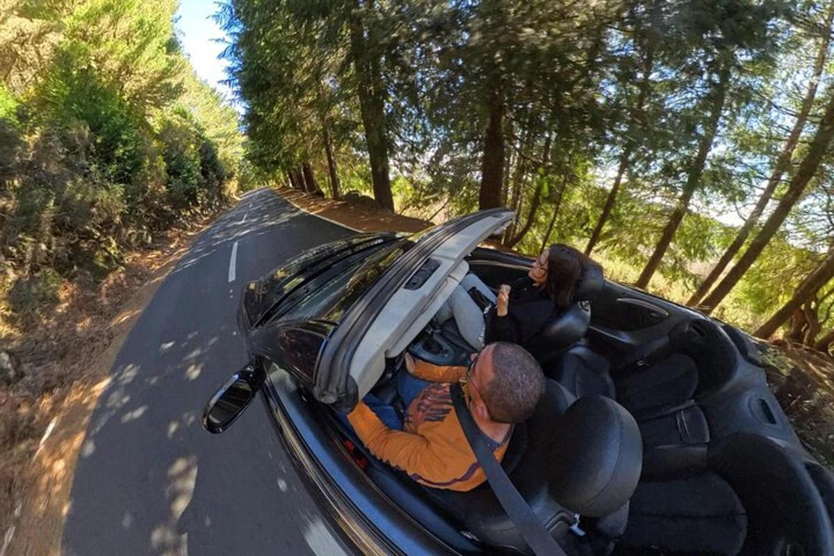 um grupo de pessoas em um carro com o porta-malas aberto