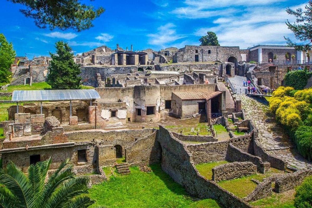 pemandangan runtuhan bangunan purba