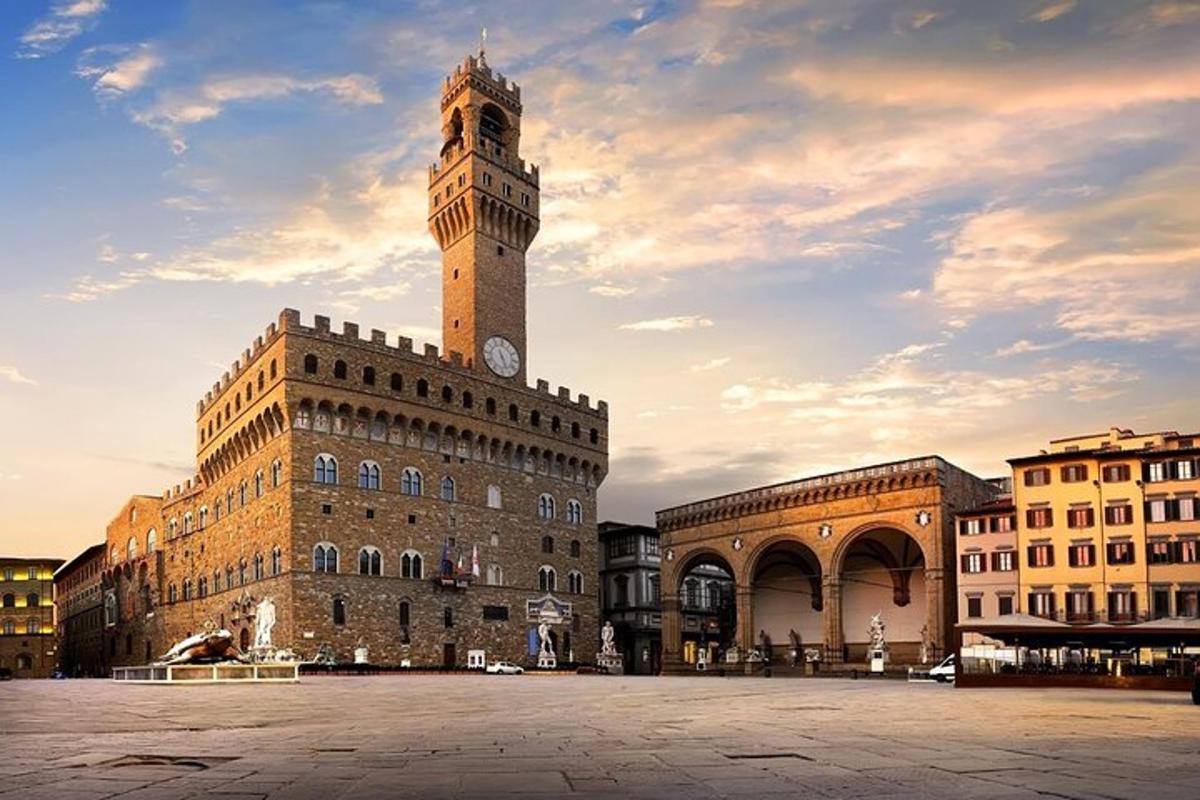 un edificio con una torre dell'orologio in cima