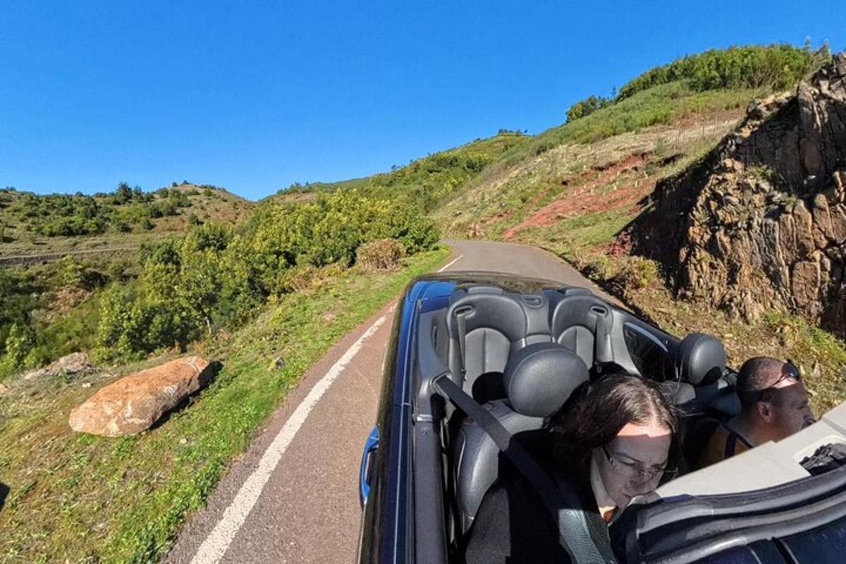 група людей, що їдуть в машині по дорозі