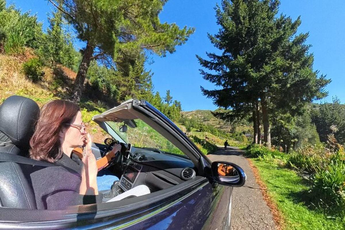 uma mulher dirigindo um carro em uma estrada