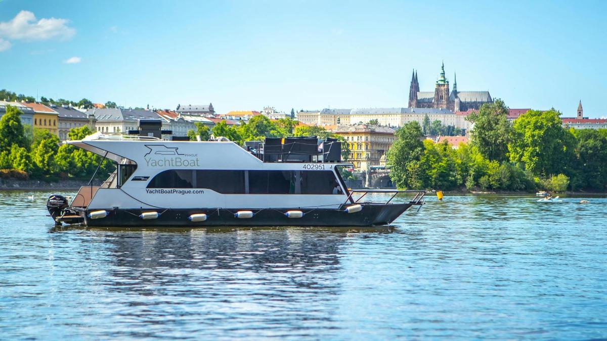 a boat sitting on the water with a city in the background
