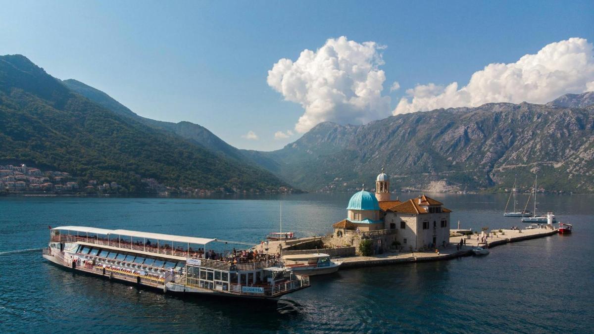 μια μεγάλη βάρκα στο νερό δίπλα σε ένα κτίριο