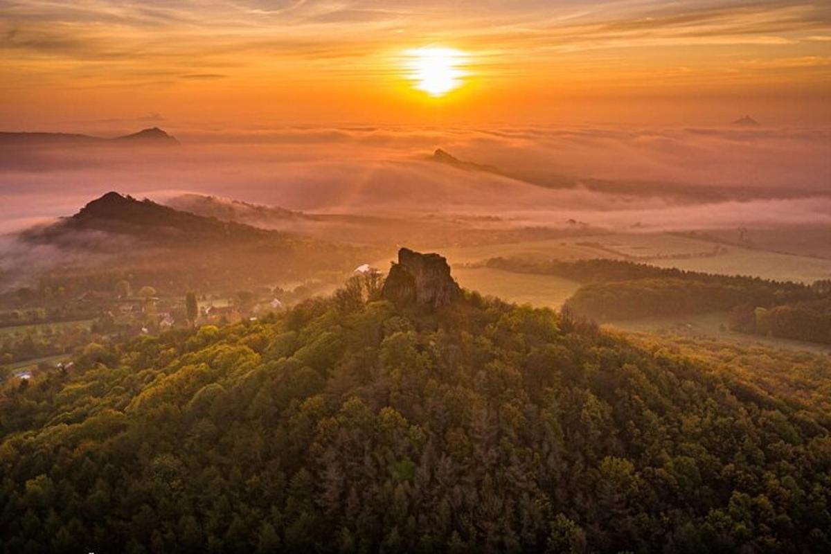 uma vista de uma montanha com o sol ao fundo