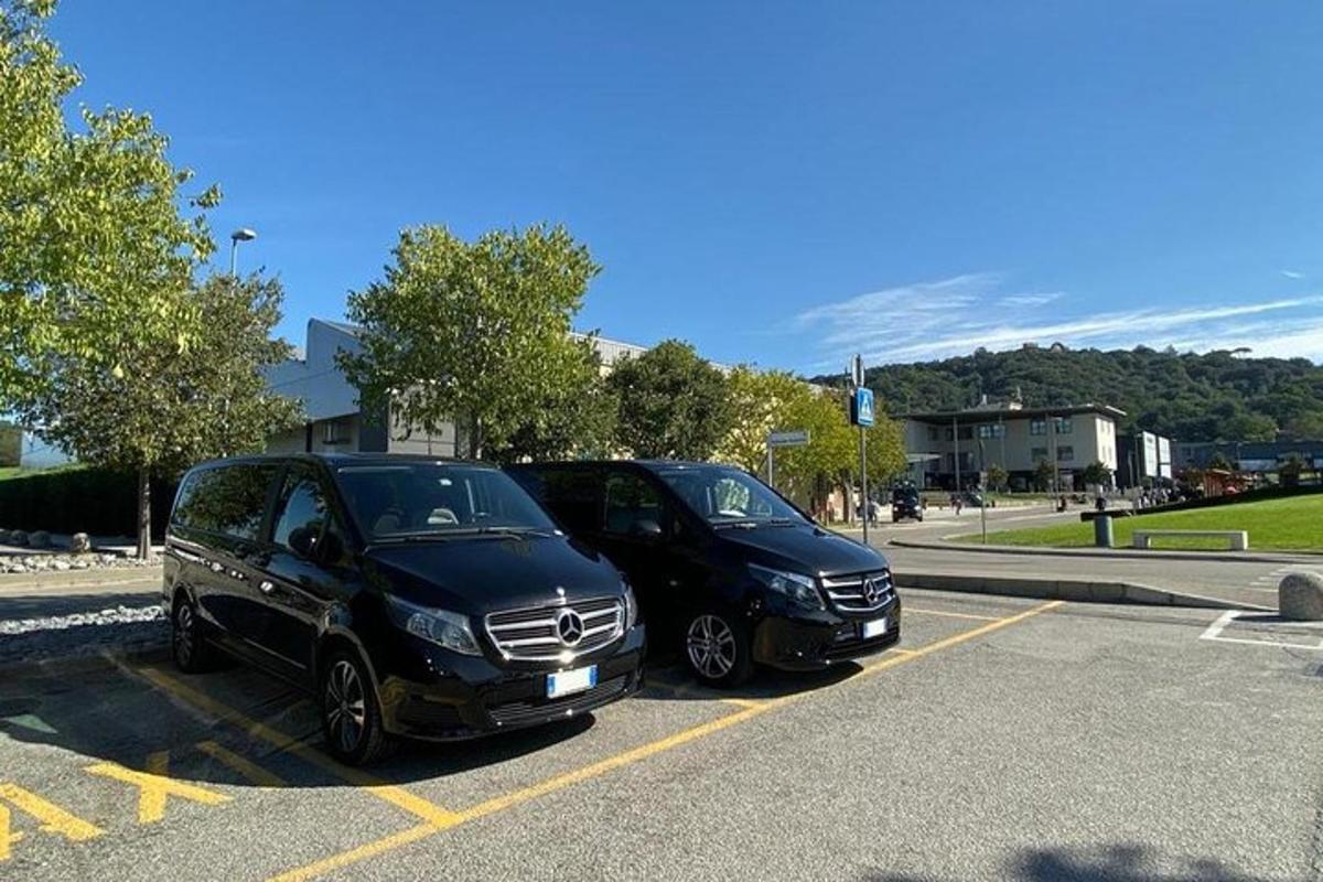 due auto nere parcheggiate in un parcheggio