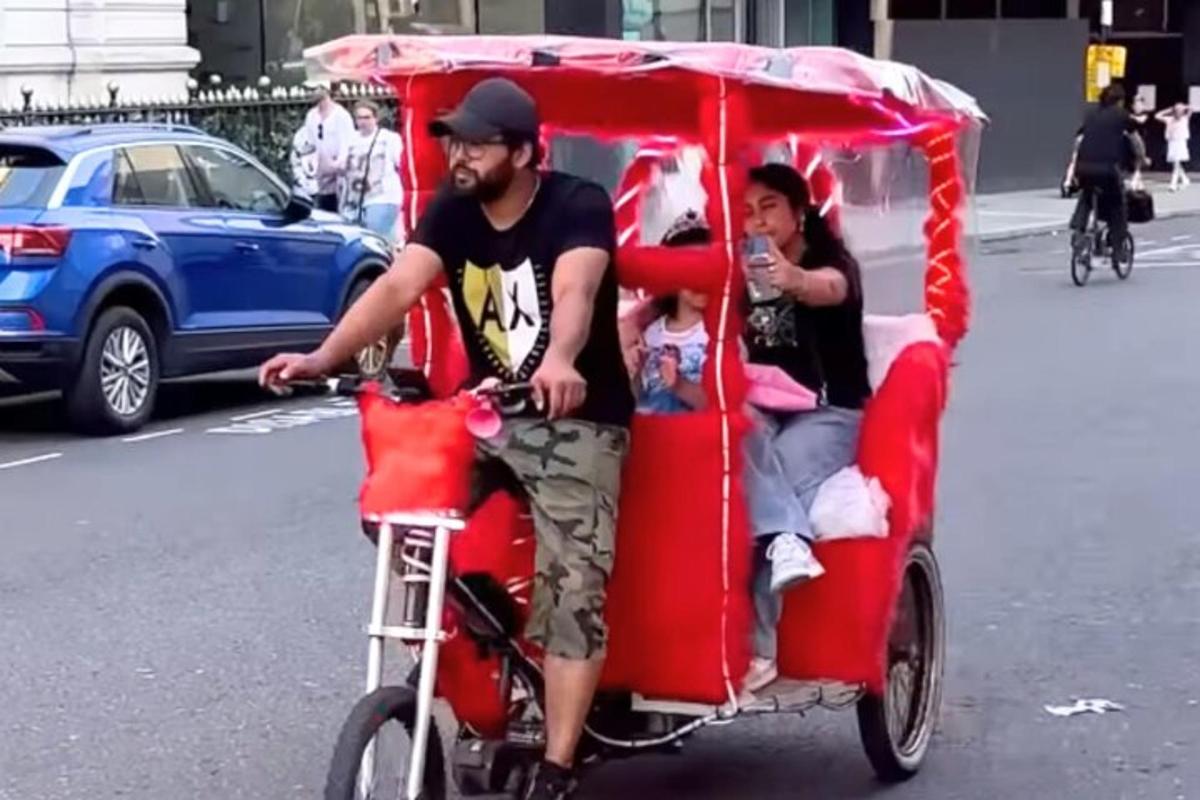 moški se vozi z rdečim motorjem v taksiju
