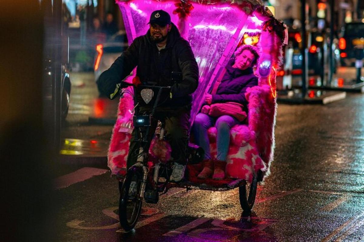 moški, ki vozi motor z osebo v kočiji