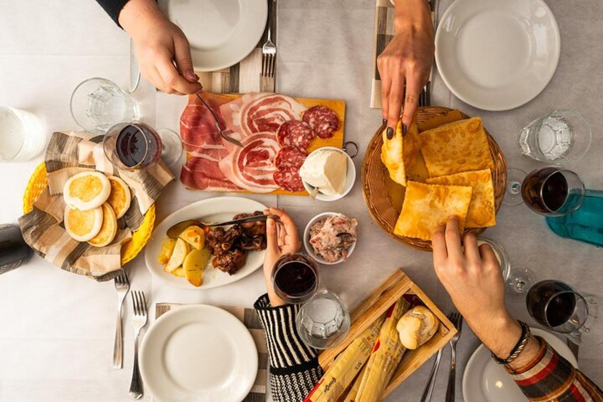 un gruppo di persone sedute a un tavolo con del cibo
