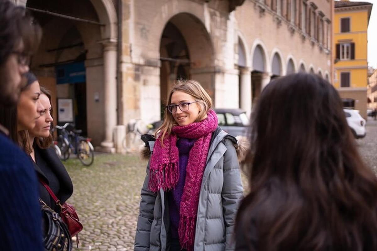 una donna in piedi in un gruppo di persone su una strada