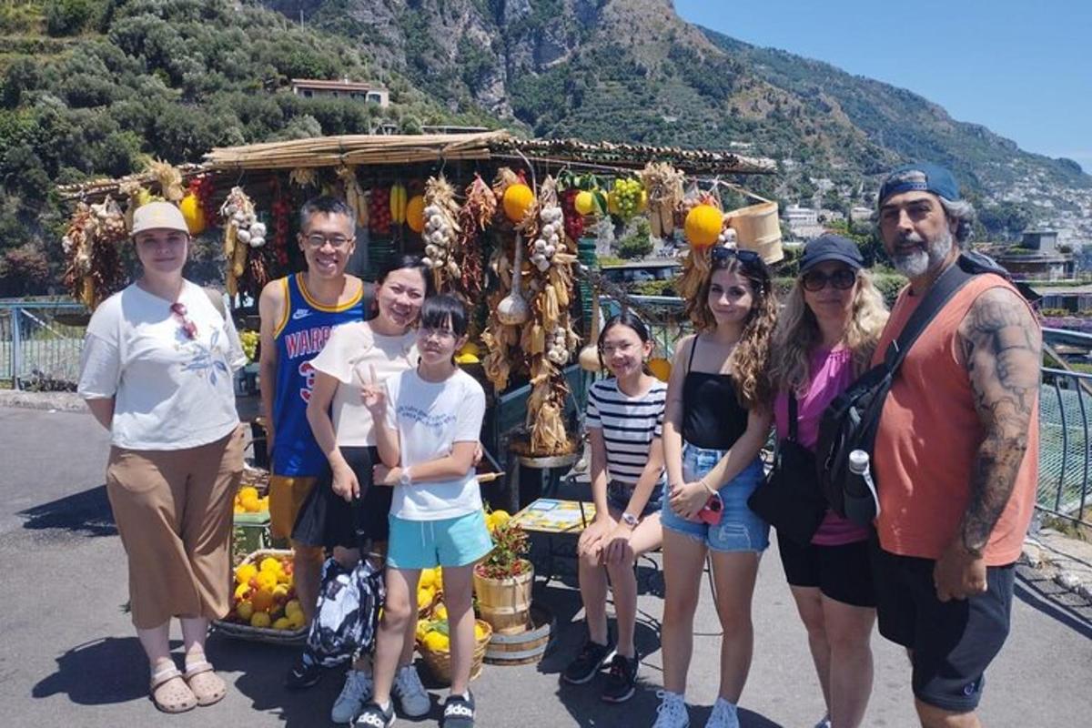 un grup de oameni care pozează pentru o fotografie în fața unei piețe