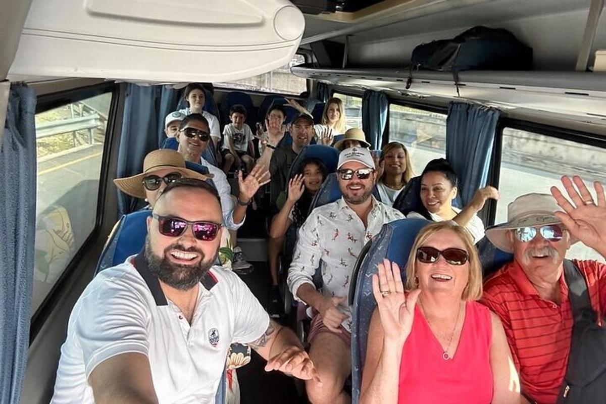 skupina lidí jedoucích v autobuse