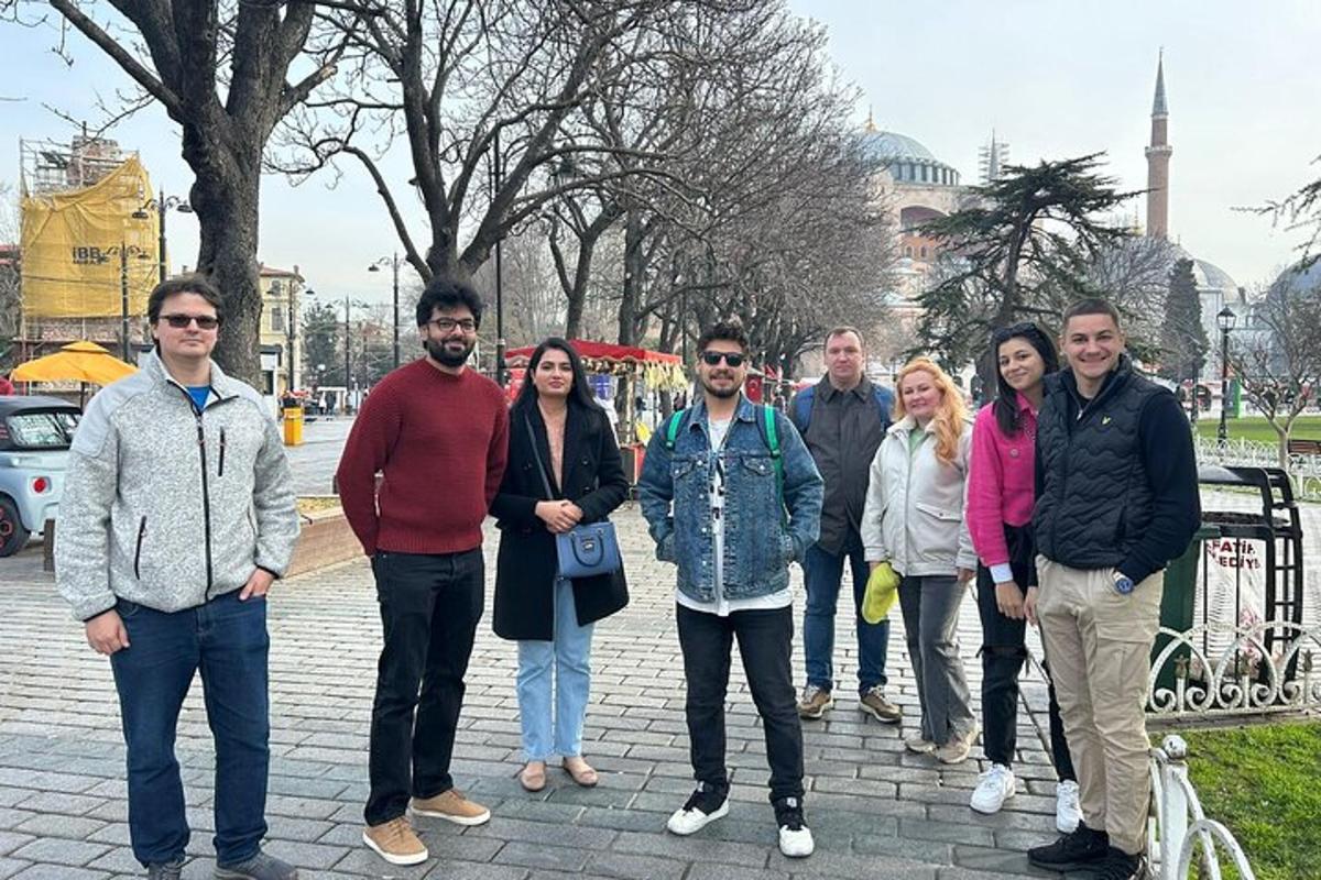 група људи позира за фотографију