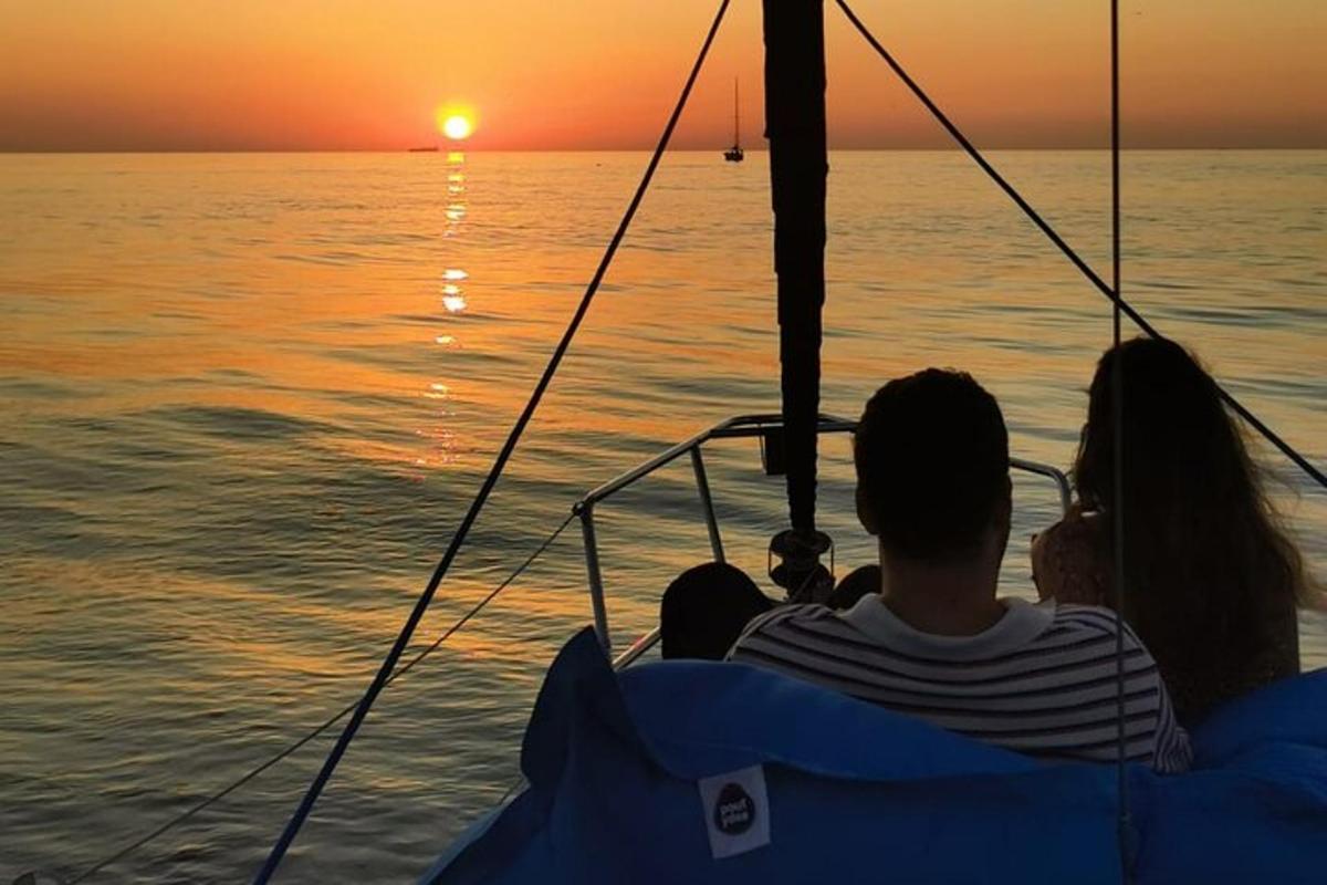 Μια ομάδα ανθρώπων σε μια βάρκα που παρακολουθεί το ηλιοβασίλεμα