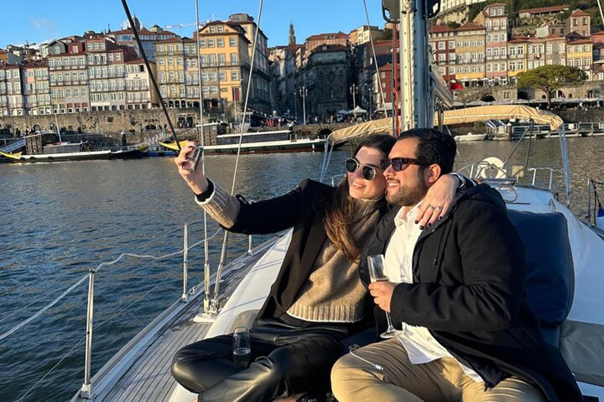 Un hombre y una mujer sentados en un barco pescando
