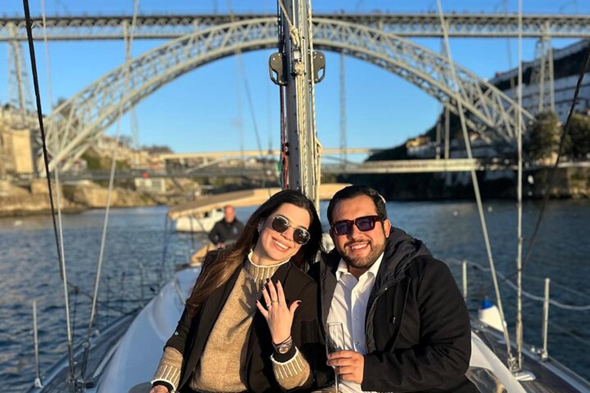 Un hombre y una mujer sentados en un bote en el agua