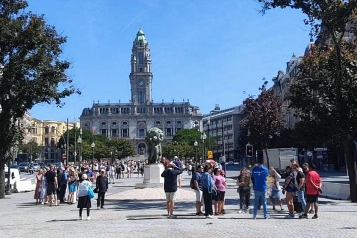 una folla di persone in piedi davanti a un edificio