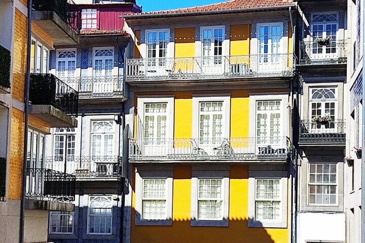 una facciata di un edificio con finestre e balconi