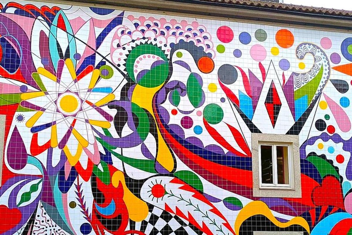 un murale sul lato di un edificio con una finestra