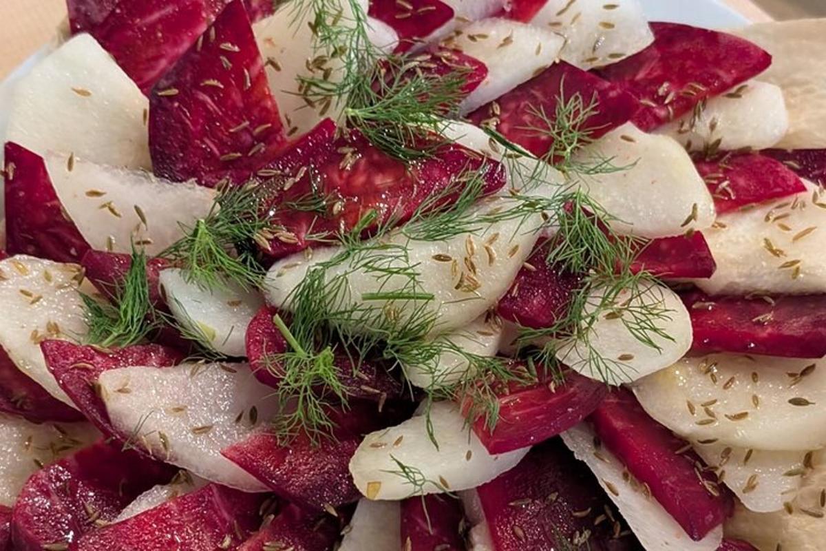 một đống củ cải với thì là ở trên