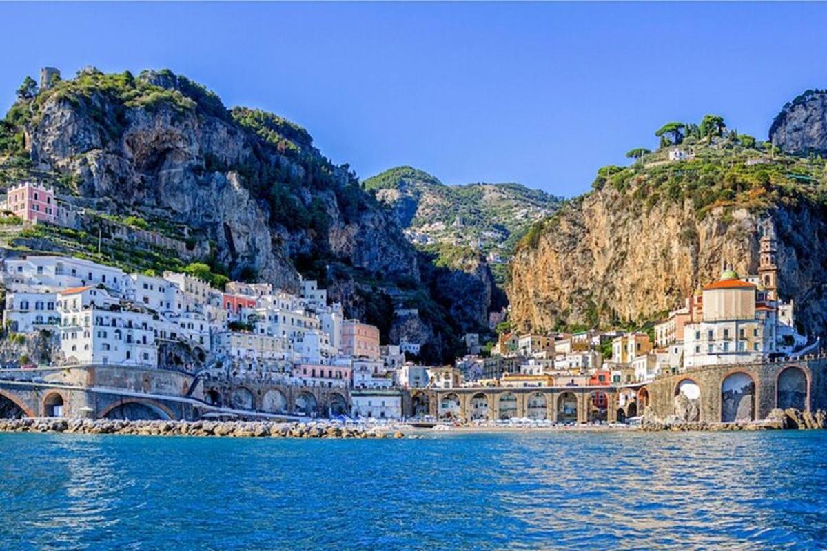 un gruppo di edifici bianchi su una collina vicino all'acqua