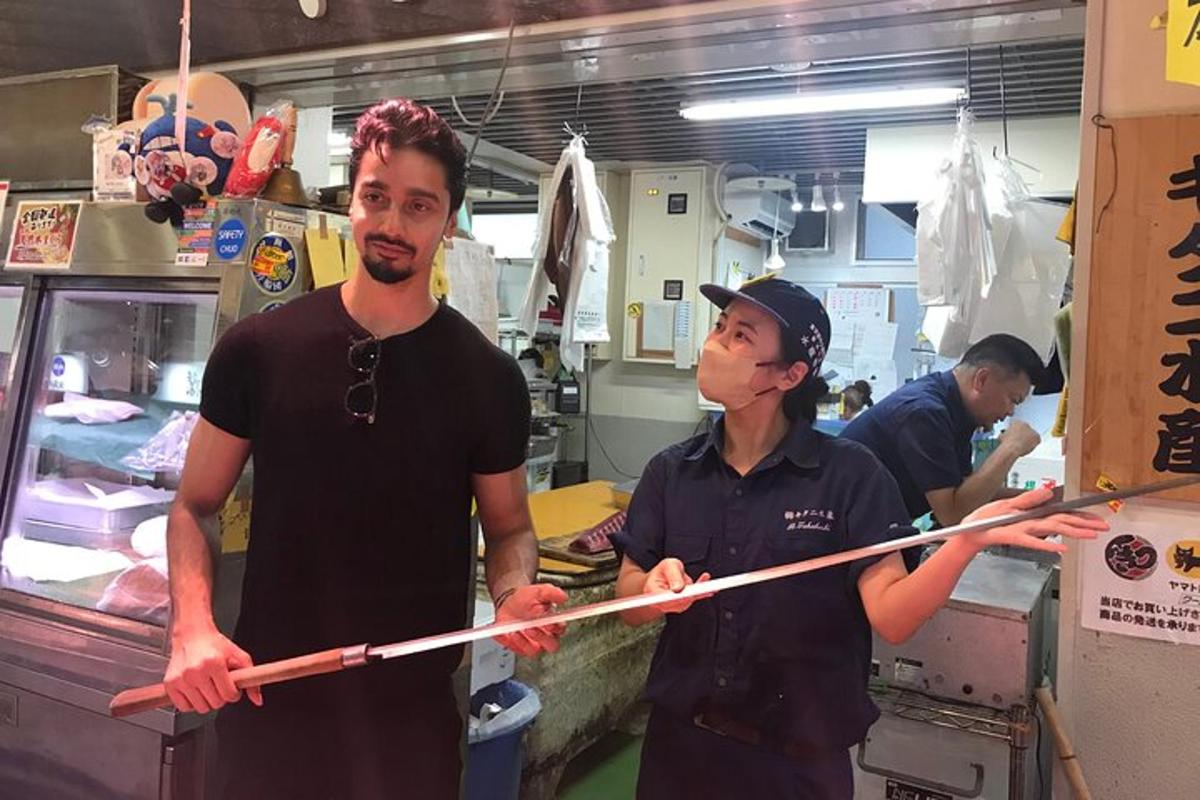 twee mannen staan in een keuken en bereiden eten