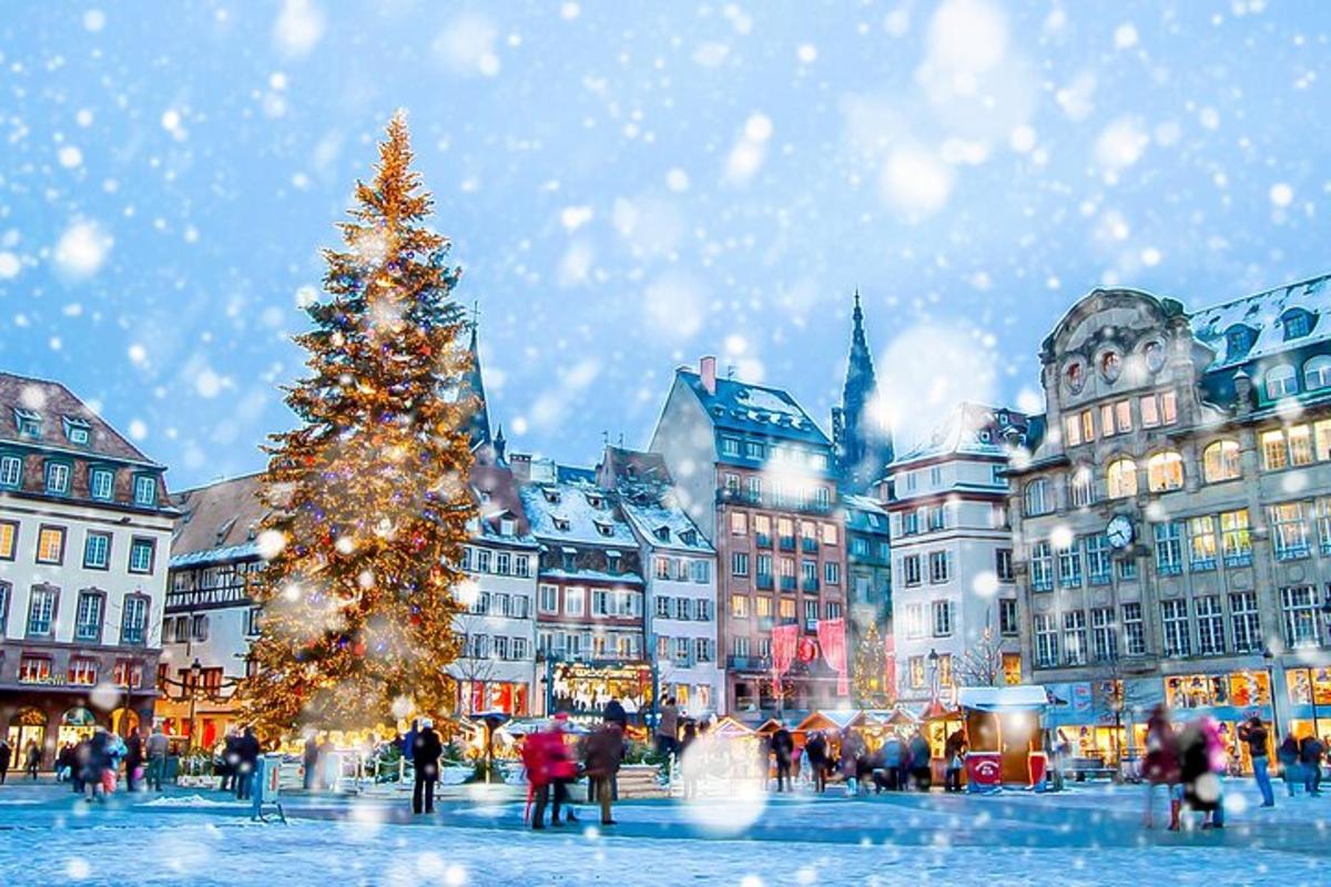 un albero di Natale in mezzo a una città