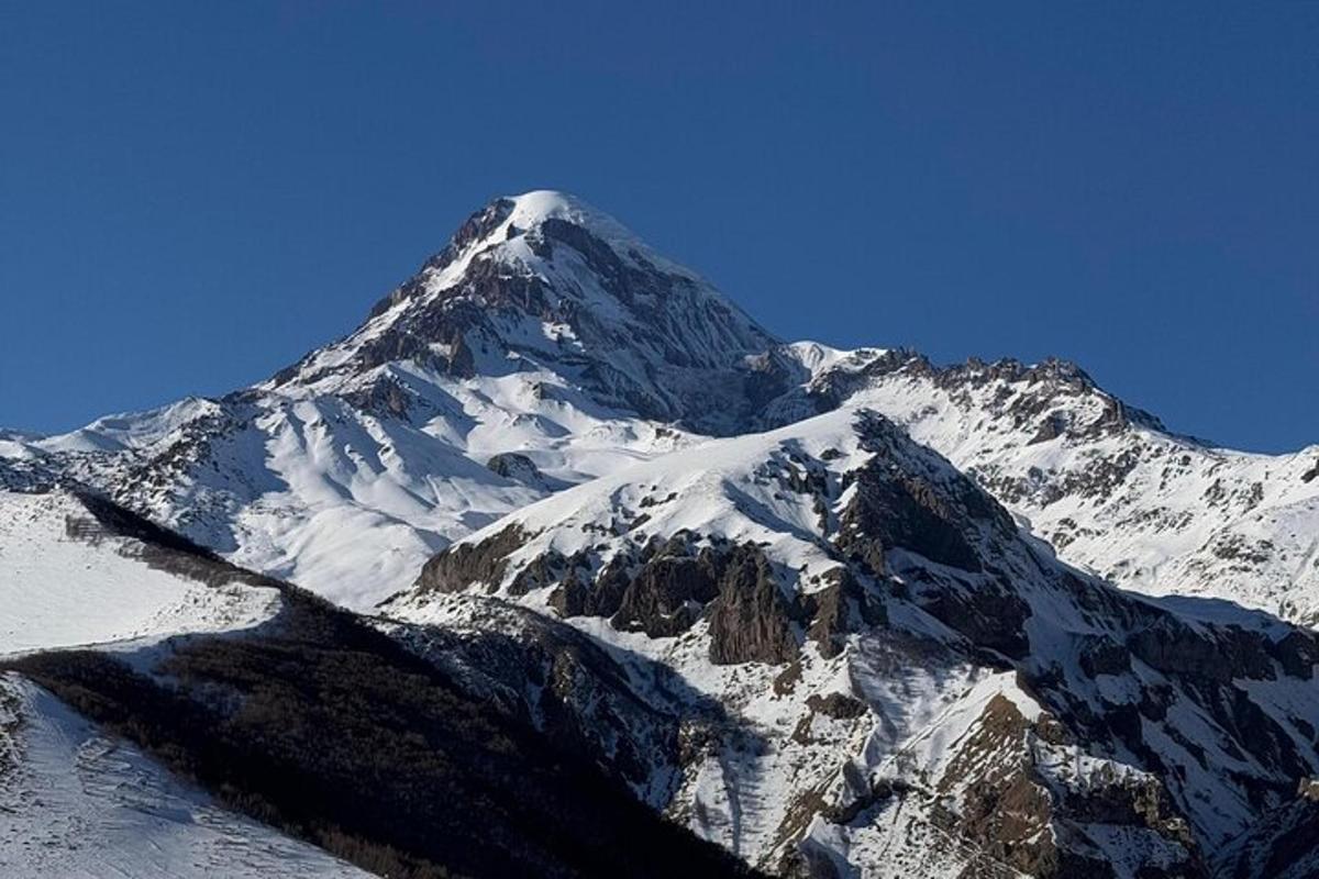 una montagna coperta di neve con un cielo azzurro