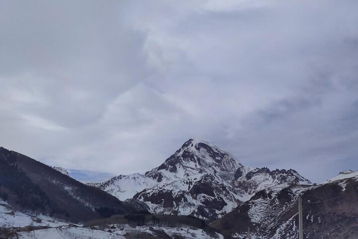 una montagna innevata in lontananza