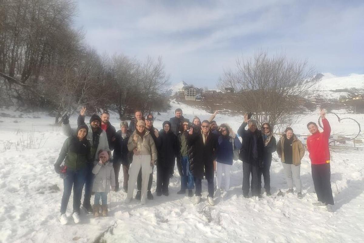 un gruppo di persone in posa per una foto sulla neve