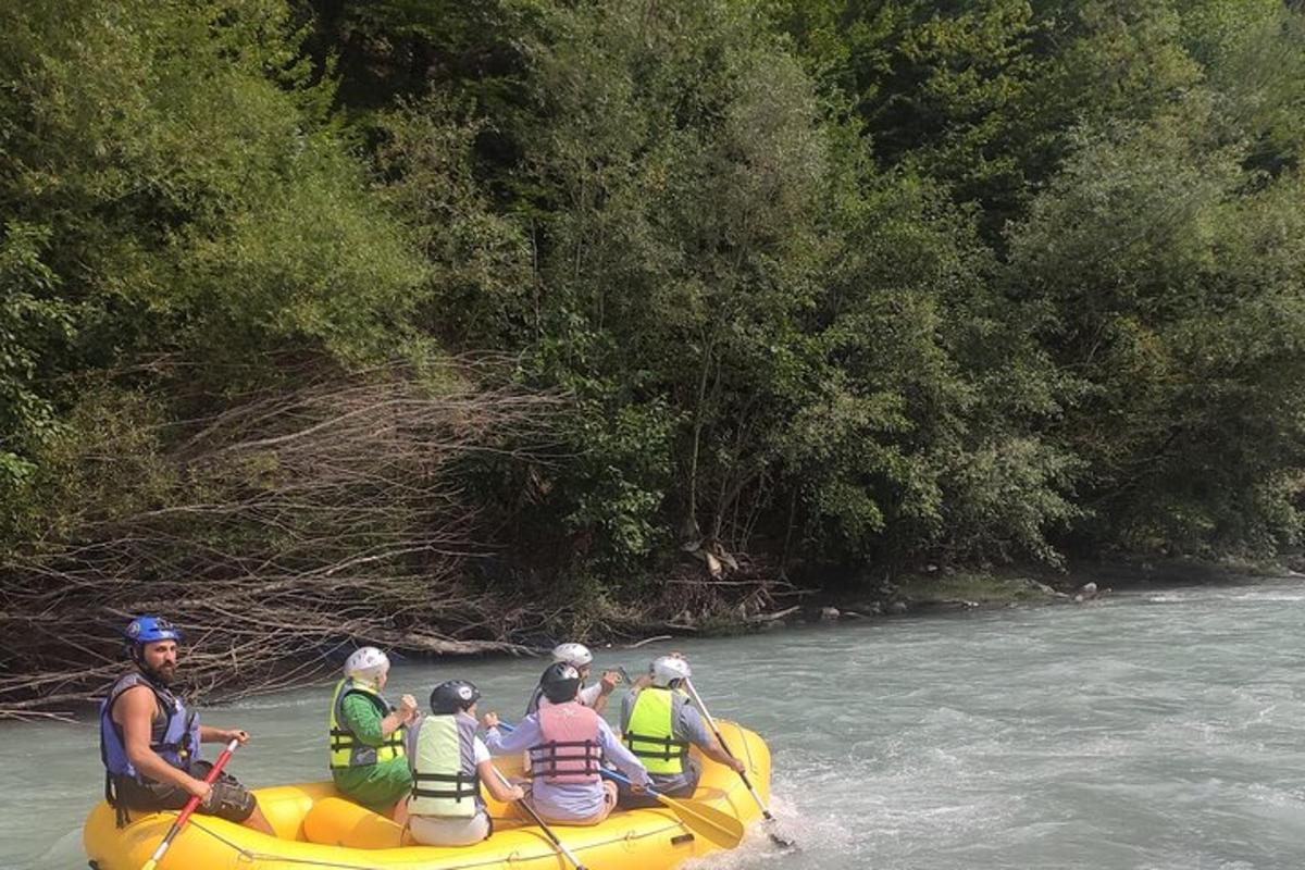 un gruppo di persone su una zattera su un fiume