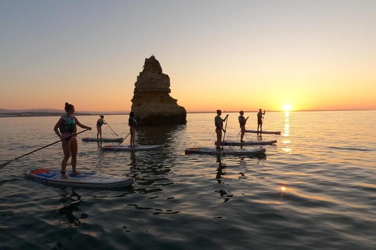 un gruppo di persone su tavole da paddle in acqua