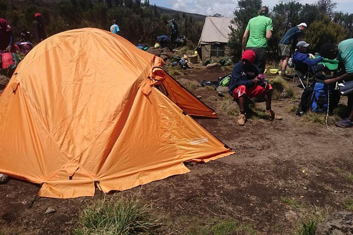un gruppo di persone in piedi attorno a una tenda