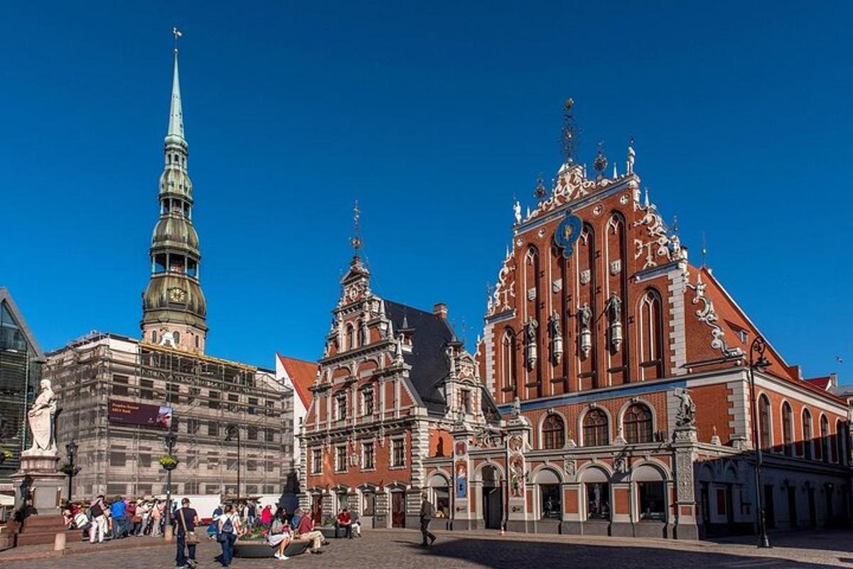 skupina ľudí prechádzajúcich sa okolo veľkej budovy