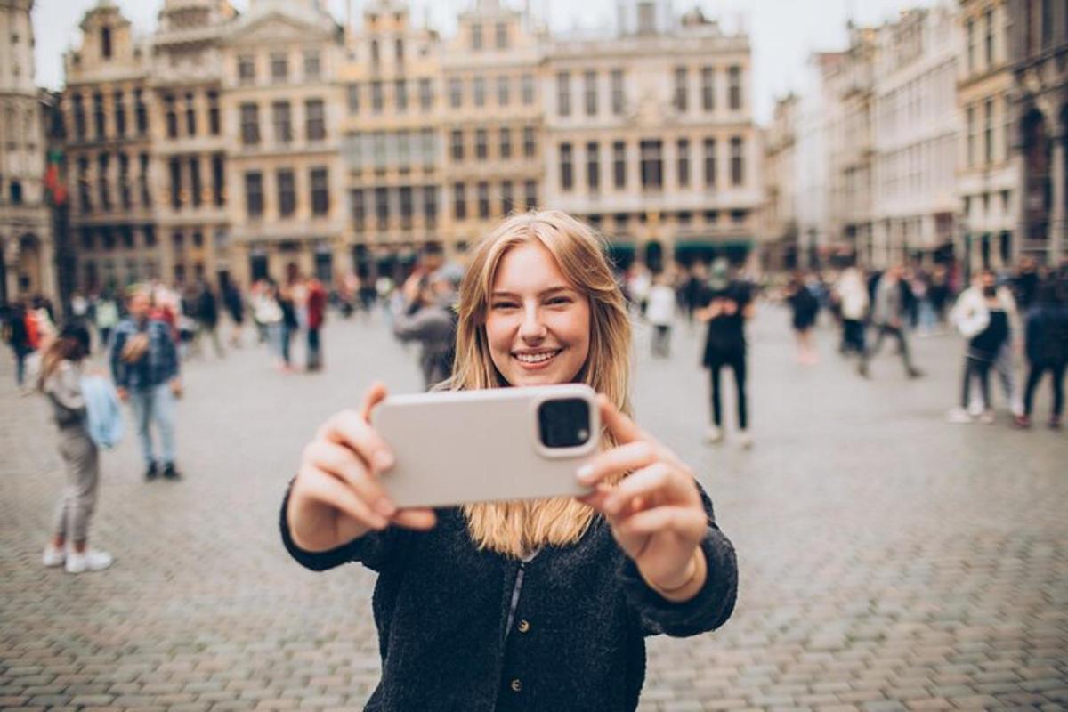 eine Frau, die mit ihrem Handy ein Foto macht