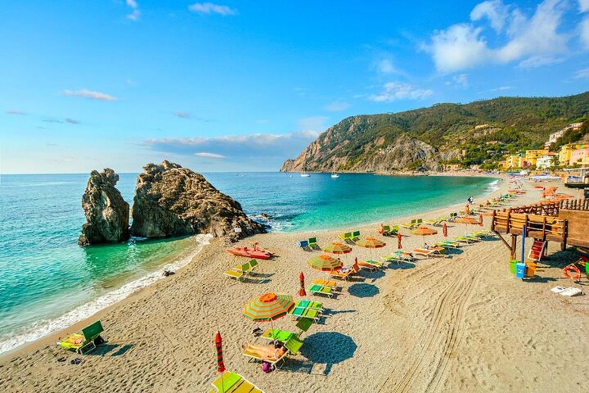 pantai dengan kerusi dan payung dan lautan