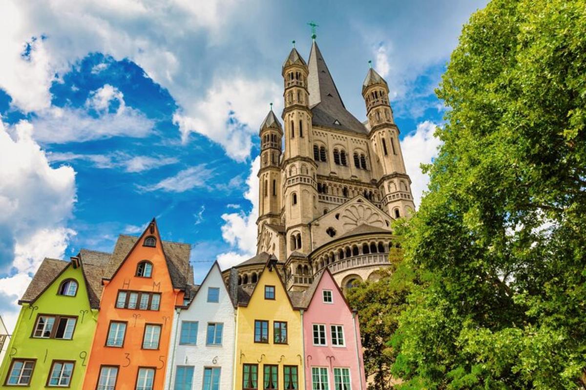 ein Schloss mit vielen bunten Gebäuden
