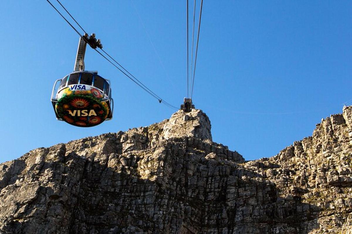una gondola di fronte a una montagna rocciosa