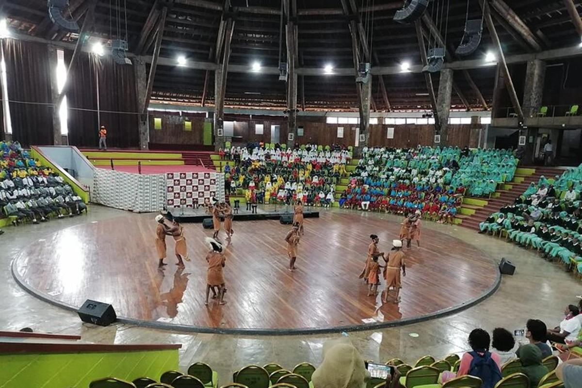 sekumpulan orang bermain bola tampar di gelanggang