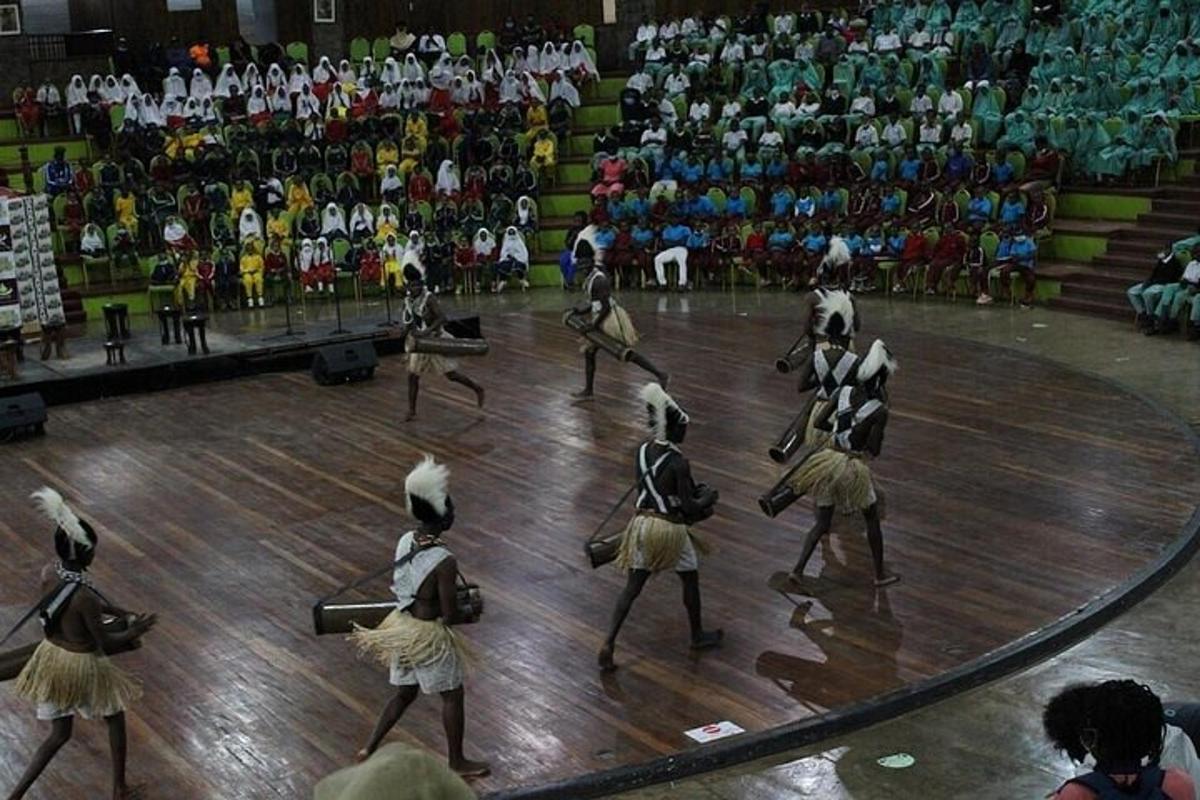 ダンスフロアで踊る少女たちのグループ