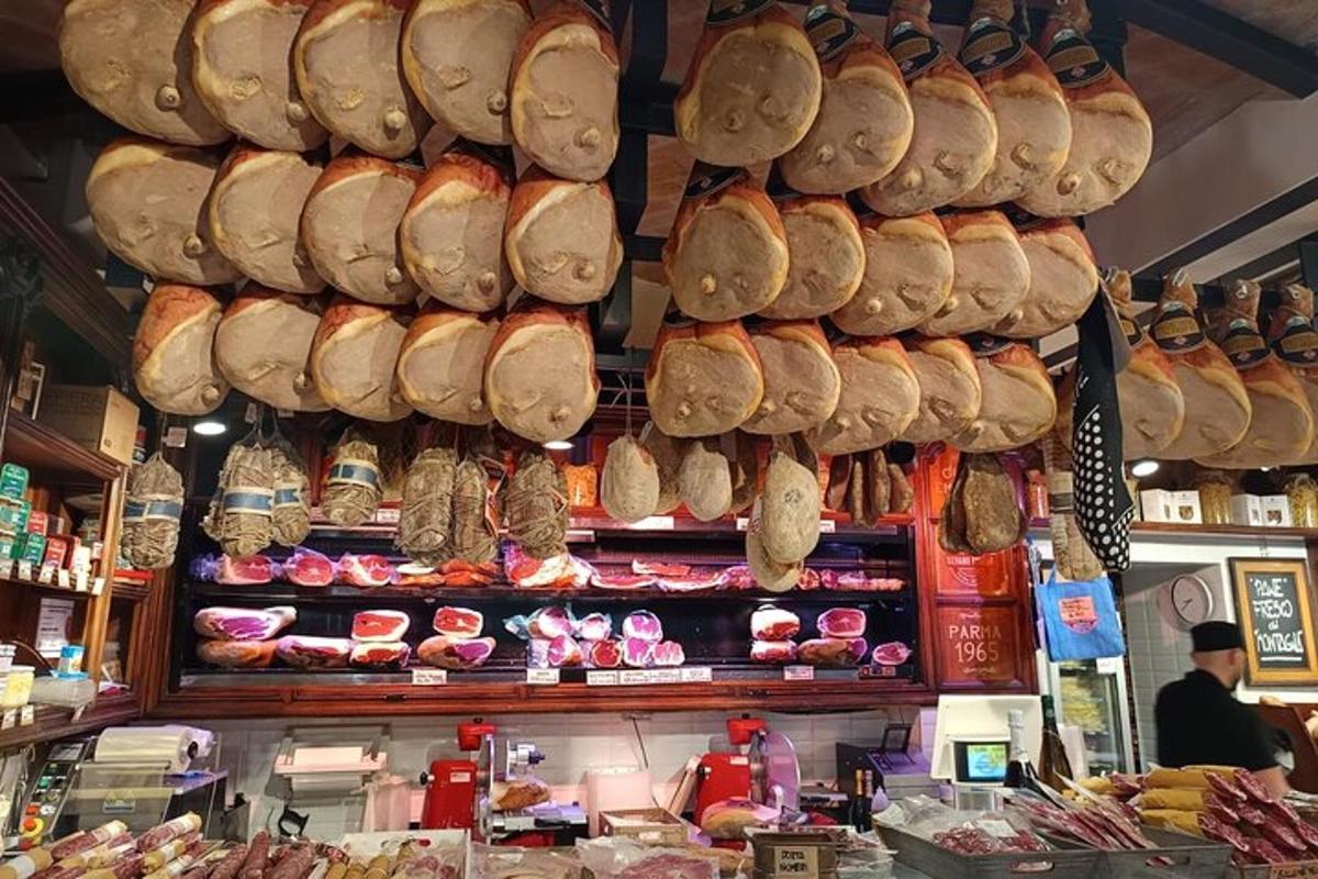 một tiệm bánh trưng bày rất nhiều ổ bánh mì