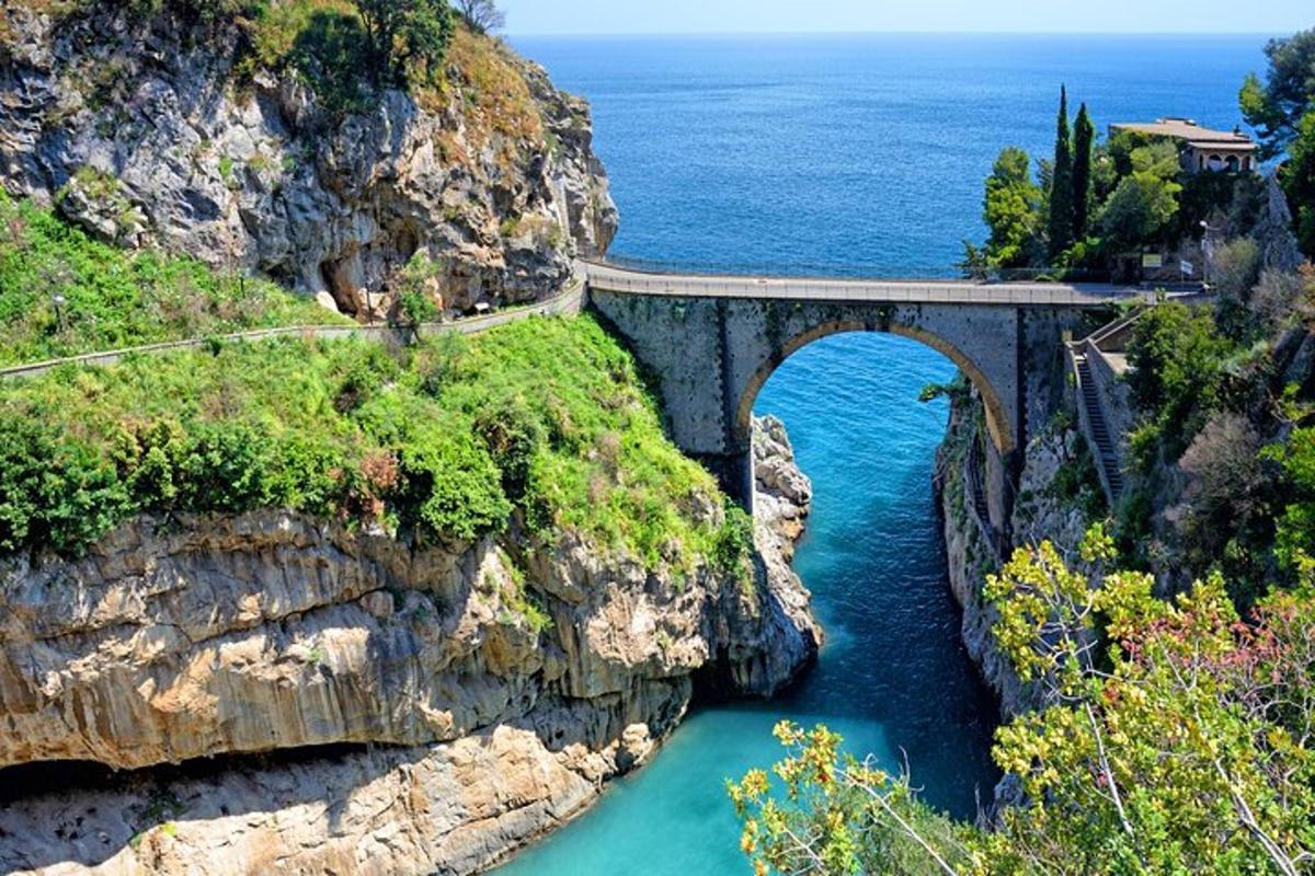 un ponte su una scogliera sopra uno specchio d'acqua