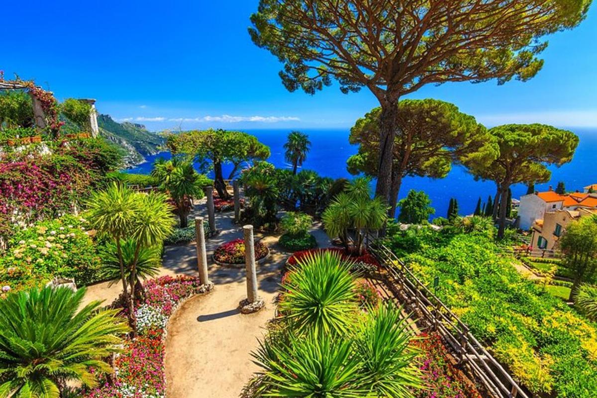 un jardín con vista al mar