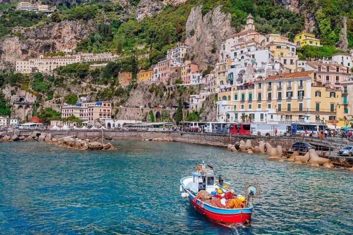 una barca in acqua di fronte a una città