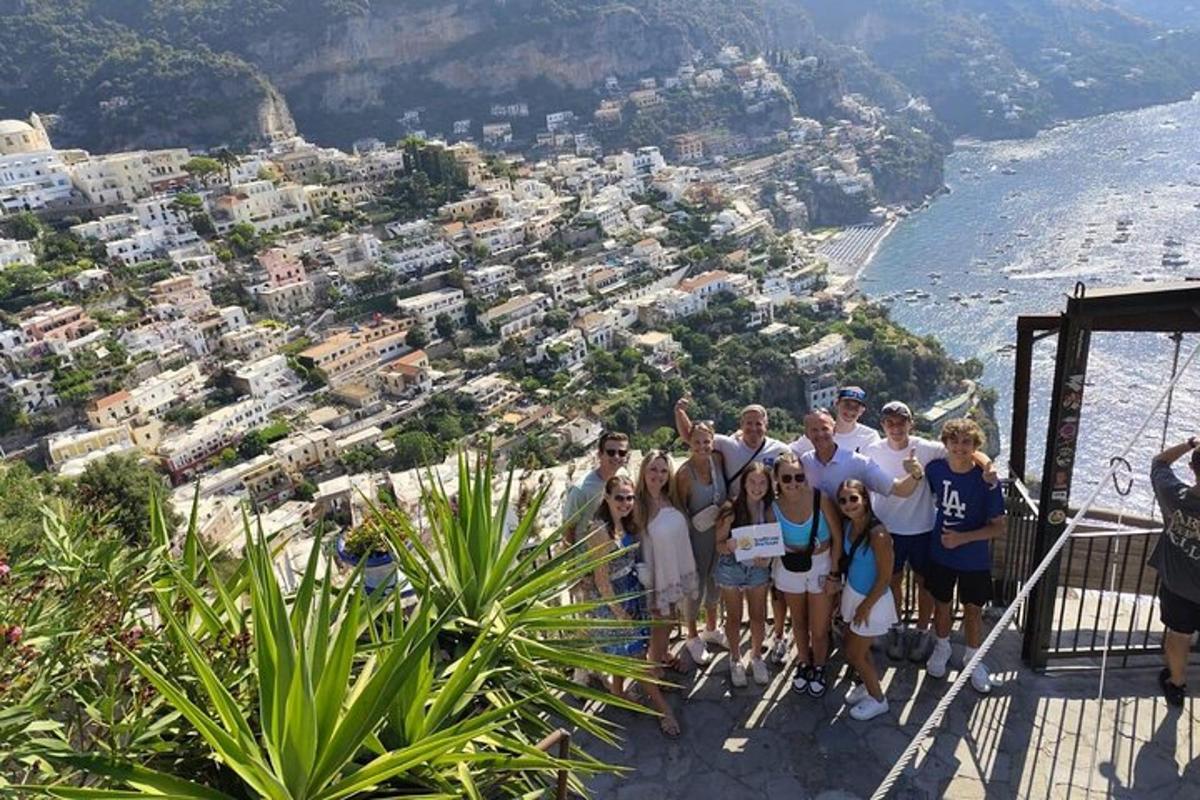um grupo de pessoas posando para uma foto em frente a uma cidade