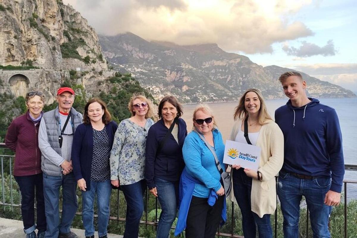 un gruppo di persone in piedi di fronte a una montagna