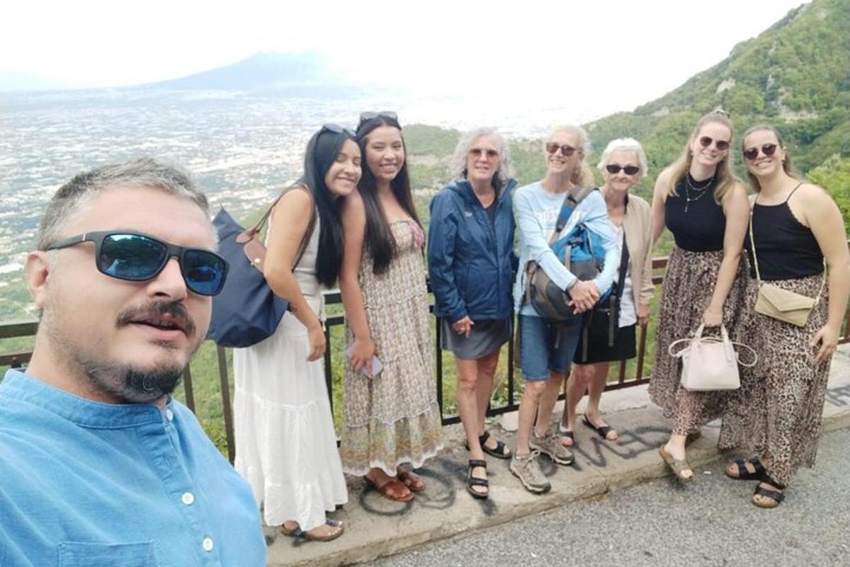 un grup de oameni care pozează pentru o fotografie pe un munte