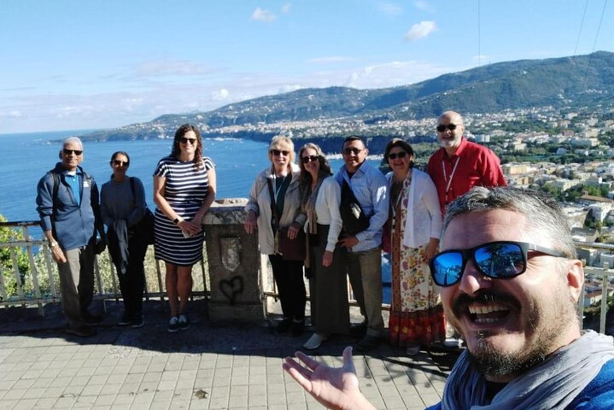 un grup de oameni care pozează pentru o fotografie pe un balcon