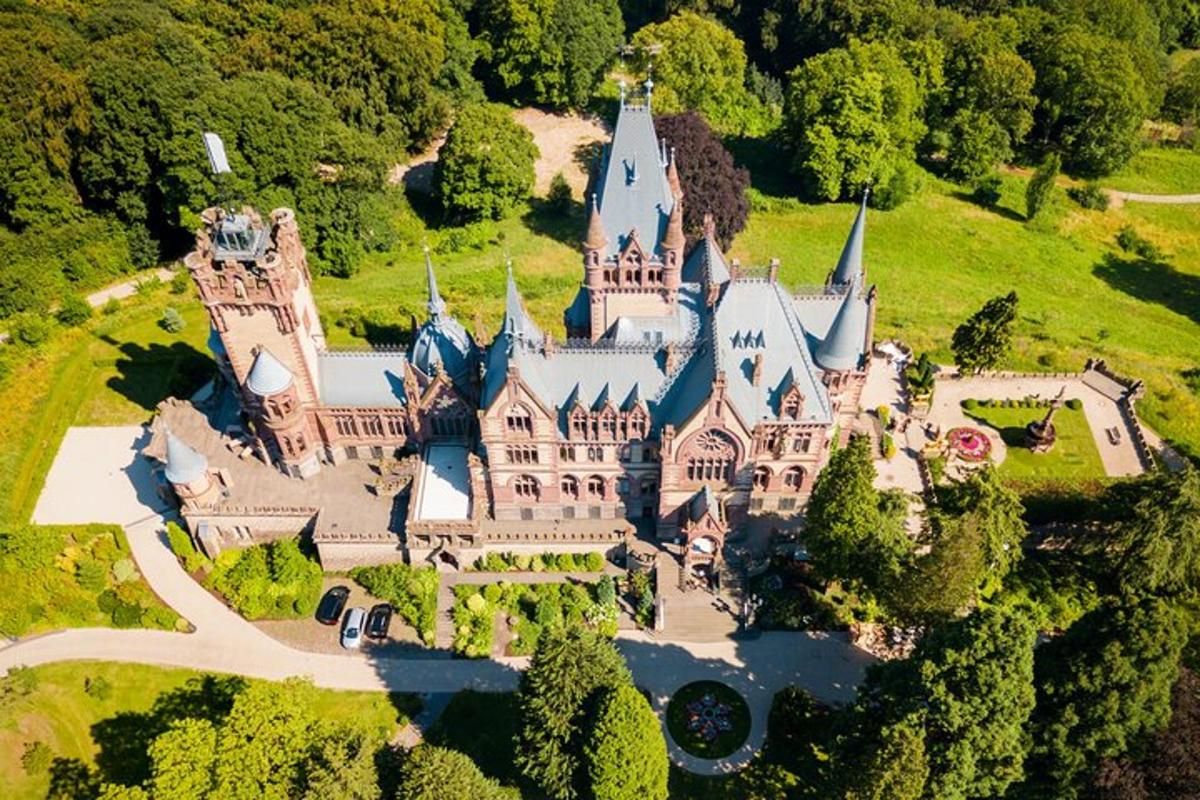 una vista aerea di una tenuta con un castello